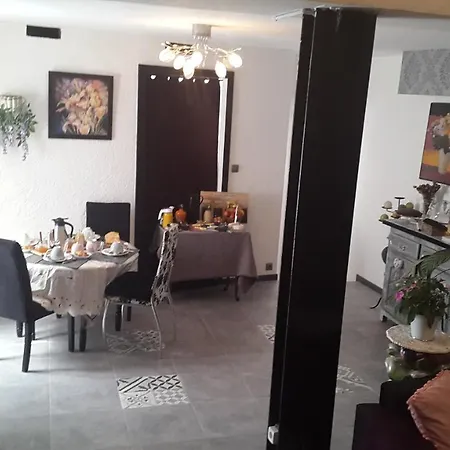 Logis L'estelvin D'hotes فندق مبيت وإفطار قرقشونه